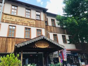 BOZKURT HOTEL في Kemaliye: مبنى امامه محل