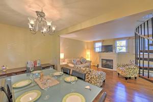 ein Wohnzimmer mit einem Tisch und einem Sofa in der Unterkunft Provincetown Vacation Rental with Patio! in Provincetown