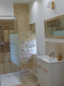 Phòng tắm tại Chambres d'hotes Le Plassalou
