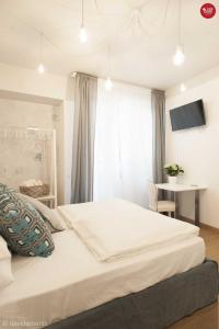 Un pat sau paturi într-o cameră la Sleep In Udine