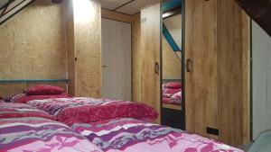 Letto o letti in una camera di Chata Tanvaldský Špičák