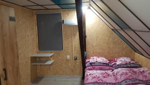 Letto o letti in una camera di Chata Tanvaldský Špičák