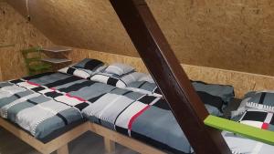 una camera da letto con un letto in una stanza di Chata Tanvaldský Špičák a Tanvald Altre 37 foto