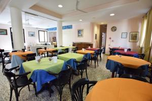 Un restaurante o sitio para comer en Hotel Azzurra