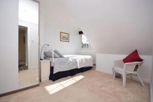 Un pat sau paturi într-o cameră la Caedwalla House, Selsey
