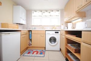 Cullimore, West Wittering的厨房或小厨房