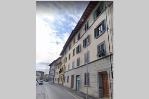 una calle vacía con un edificio blanco a un lado en Modern Apartment 5 Minutes from Florence's Historic Center, en Florencia