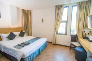 מיטה או מיטות בחדר ב-Botahtaung Hotel