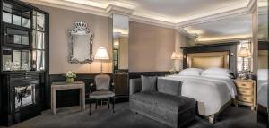 羅馬的住宿－哈塞拉羅馬酒店，一间卧室配有一张床、一把椅子和镜子