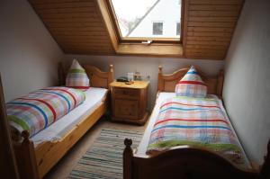 2 camas en una habitación pequeña con ventana en Hotel Krone en Neresheim