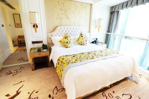 Llit o llits en una habitació de Estandon Hotel Guangzhou