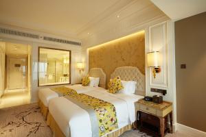 Llit o llits en una habitació de Estandon Hotel Guangzhou