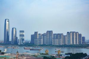 広州市にあるEstandon Hotel Guangzhouの高層ビルと川の景色を望む