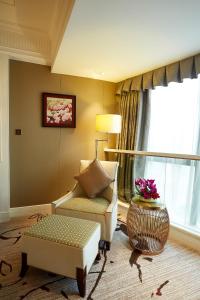 廣州的住宿－廣州伊士丹頓酒店，带沙发、椅子和窗户的客厅