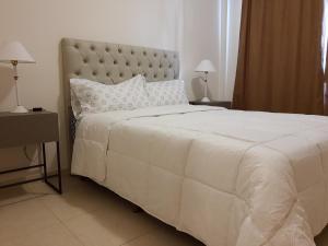 Tempat tidur dalam kamar di Rivadavia Aparts