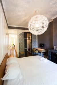 リヨンにあるCharmant appartement tout confort 134 Thiers - Lyon 6eのベッドルーム(大きな白いベッド1台、シャンデリア付)