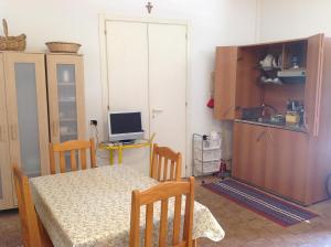 comedor con mesa y monitor de ordenador en Bed&Breakfast Duomo, en Orvieto