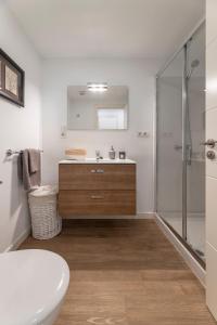 a bathroom with a shower and a sink and a toilet at Flower Beach Suite 20 in Playa Honda