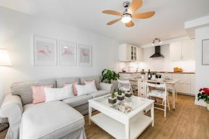 un soggiorno con un divano e un tavolo di Flower Beach Suite 20 a Playa Honda