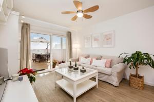 un soggiorno con un divano e un tavolo di Flower Beach Suite 20 a Playa Honda