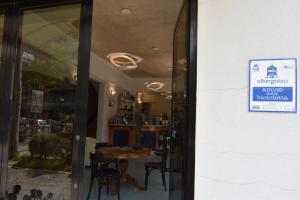drzwi do restauracji ze stołem i krzesłami w obiekcie Hotel Azzurra w Rimini