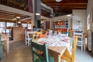 - une salle à manger avec une table et des chaises dans l'établissement Rifugio Galaberna, à Ostana