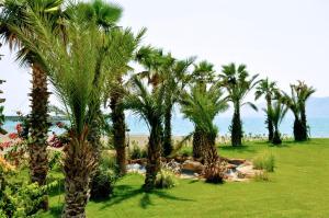 Jardín al aire libre en Marpessa Blue Beach Resort & SPA Hotel