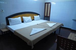 Postel nebo postele na pokoji v ubytování Durga residency