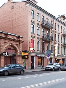 a city street with cars parked in front of buildings at Hotel Akvareli Vosstaniya in Saint Petersburg