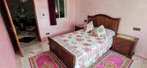 1 dormitorio con cama y espejo en Gite El Menzeh, en Moulay Idriss