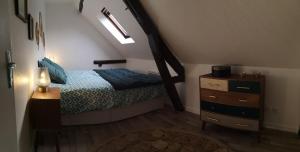 a bedroom with a bed and a dresser in a room at Logement Cosy rénové au pied de la Cathédrale avec climatisation in Reims