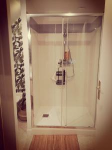 Et badeværelse på Logement Cosy rénové au pied de la Cathédrale avec climatisation