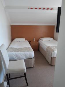 Un pat sau paturi într-o cameră la Meltem Hotel