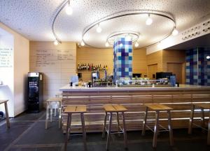 Un restaurante o sitio para comer en Hostal Bezana