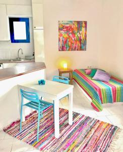 sala de estar con mesa y cama en Oneiro glico en Agia Marina Aegina