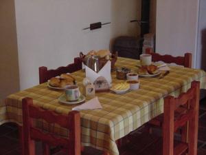 a table with food and drinks on top of it at Cabañas Altos de Artalaz in Colón