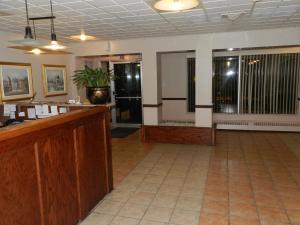 a waiting room with a counter and a lobby at L'Auberge de l'Aeroport Inn in Dorval