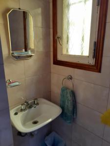 ein Badezimmer mit Waschbecken und Spiegel in der Unterkunft ELINOR-CASA PLAYERA in Santa Clara del Mar + 34 Fotos