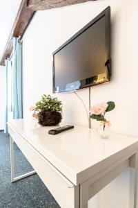 TV a/nebo společenská místnost v ubytování Hotel Wandinger Hof by Lehmann Hotels