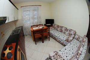 薩蘭達的住宿－Gelsi Apartments，客厅配有沙发和桌子