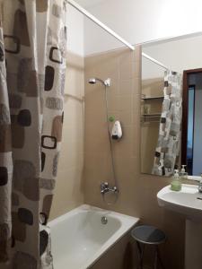 a bathroom with a bath tub and a sink at Apartamento Fonte Luz in Matosinhos