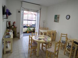 uma cozinha com mesa e cadeiras e uma janela em Lo de Pablo em Vicente López