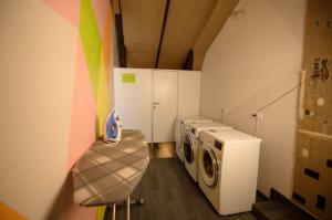 eine Waschküche mit Waschmaschine und Trockner in der Unterkunft Lucky Hostel на Крещатике in Kiew