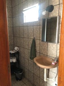 y baño con lavabo y espejo. en Apartamento Amplo em Balneário Camboriú, en Balneário Camboriú