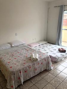 1 dormitorio con 2 camas y ventana en Apartamento Amplo em Balneário Camboriú, en Balneário Camboriú