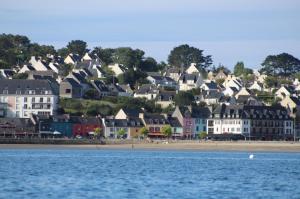 a group of houses on the shore of a beach at L'Imprenable vue mer in Crozon