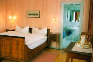 
Ein Bett oder Betten in einem Zimmer der Unterkunft Gasthof Gyrenbad

