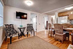 Recently Renovated LBI Apt with Deck on Beach Block!的厨房或小厨房