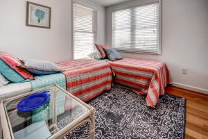 Recently Renovated LBI Apt with Deck on Beach Block!客房内的一张或多张床位