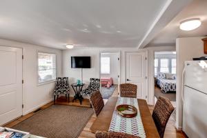 比奇港Recently Renovated LBI Apt with Deck on Beach Block!的配有桌椅的厨房和餐厅